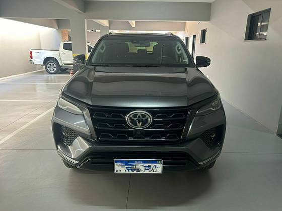 TOYOTA HILUX SW4 2.8 D-4D TURBO DIESEL SRX 7L 4X4 AUTOMÁTICO TOYOTA HILUX SW4 2.8 D-4D TURBO DIESEL SRX 7L 4X4 AUTOMÁTICO